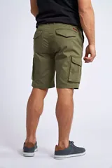 Bermuda cargo color verde oliva con bolsillos laterales tipo cargo, cierre de cremallera y botón, y pasacintos. Presenta un diseño funcional con logo bordado.