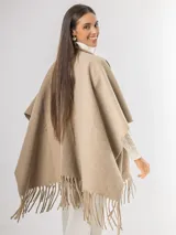 Ruana gris de tejido de punto con flecos en el ruedo.