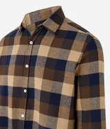 Camisa de franela para hombre, modelo comfort, con estampado de cuadros en tonos azules, blancos y negros, cuello camisero, manga larga y cierre frontal de botones.