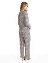 Conjunto de pijama compuesto por una remera de manga larga con escote en V, abertura frontal con botones y bolsillo aplicado, y un pantalón con cintura elástica y lazo de ajuste. Presenta un estampado animal print en tonos neutros.