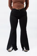 Pantalón oxford negro con costuras frontales y aberturas en el ruedo.