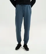 Pantalón jogger deportivo de hombre en color azul, con cintura elástica ajustable con cordón, bolsillos laterales con cierre de cremallera y bajo ajustado con puño elastizado.