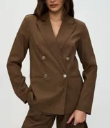Blazer de sastre estructurado con estampado mini de cuadros, corte recto, cierre cruzado con botones y forro interno.