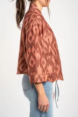 Kimono de viscosa color cobre con estampado geométrico abstracto en tonos marrones y destellos metalizados, de mangas 3/4 y diseño fluido y abierto.