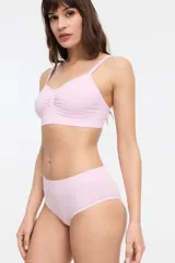 Soutien tipo bralette de microfibra sin costuras, con diseño de doble bretel regulable y detalle fruncido en el centro del escote. Cuenta con cierre de broche doble en la espalda con tres niveles de ajuste.