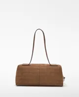 Bolso alargado color marrón, con diseño de grabado efecto cocodrilo y asas de hombro largas.