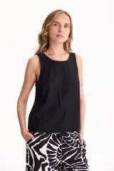 Blusa de lino negra, sin mangas y con escote redondo, de corte recto y holgado.
