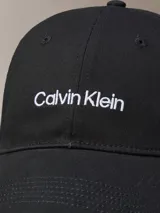 Gorra de béisbol Calvin Klein color negro, con visera curva y logotipo de la marca bordado en blanco en la parte frontal. Cuenta con cierre ajustable en la parte posterior.