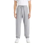 Pantalón de jogging gris de felpa perchada con ajuste holgado. Cuenta con cordón regulable, cintura y bajos elásticos, bolsillos laterales y trasero, y logo de New Balance estampado en el muslo izquierdo.