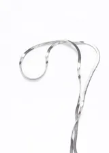 Cadena plateada de acero quirúrgico con eslabones tipo serpiente de 2mm de ancho y 45cm de largo.