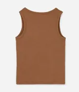 Musculosa plus size color tostado, confeccionada en malla rib de viscosa, con cuello redondo y textura acanalada.