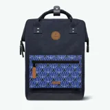 Mochila Cabaia modelo Adventurer Zurich color azul marino. Tiene sistema MOLLE para sujetar bolsillos, compartimento acolchado para tablet o PC, correa para sujetar a la maleta y tirantes acolchados antitranspirantes.