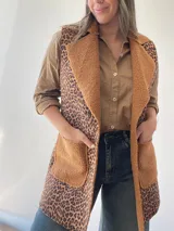 Chaleco largo con estampado animal print, forrado con corderito color camel y bolsillos delanteros.