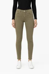 Pantalon tipo jean corte skinny de tiro medio, con cierre frontal y bolsillos laterales.