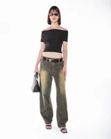 Top negro con escote bardot y mangas cortas.