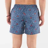 Short de baño azul con estampado de pequeños cangrejos rojos y trazos blancos, con cordón ajustable en la cintura.