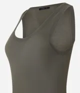 Blusa musculosa de punto ligero en color verde militar, con escote redondo y tirantes anchos.