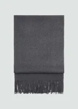 Bufanda de tejido de punto en color gris oscuro, con terminación de flecos en los extremos.