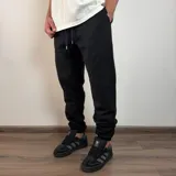 Pantalón tipo jogger de friza de algodón, con cintura y puños elásticos, de corte oversize.