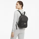 Mochila Puma Core Pop negra con logo dorado. Cuenta con compartimento principal con cierre bidireccional, bolsillo frontal oculto con cierre, compartimento interno compacto y correas suaves con longitud ajustable.