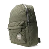 Mochila urbana color verde militar con diseño acolchado de costuras en forma de rombos. Cuenta con un compartimento principal con cierre, un bolsillo frontal con cierre y un parche decorativo con el logo N+ Club.