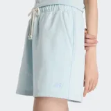 Short celeste de algodón con cintura elástica ajustable con cordón y logo bordado en la pierna.