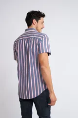 Camisa de corte slim fit con estampado de cuadros en tonos rojos, azules, blancos y negros. Presenta cuello clásico, cierre frontal abotonado y logo bordado en el pecho.
