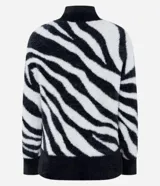 Suéter de cuello alto con textura peluciada y estampado de cebra en blanco y negro. Presenta puños y ruedo acanalados en color negro sólido.