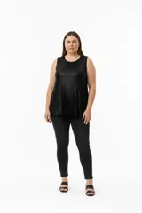 Blusa sin mangas de tela plisada con acabado brillante y textura sutil. Presenta un corte holgado con caída fluida y cuello redondo.
