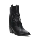 Botas cortas negras de caña arrugada, con punta fina y taco ancho de madera. Presentan un diseño de estilo cowboy o western.