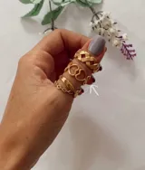 Anillo ajustable de acero quirúrgico en color dorado, con diseño de corazones entrelazados.