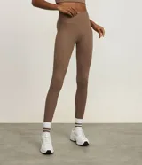 Legging deportiva de tiro alto confeccionada en microfibra acanalada, con diseño ajustado y textura acanalada.