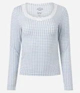 Blusa de pijama de manga larga con estampado de cuadros vichy en tonos celestes y blancos. Presenta un cuello redondo decorado con encaje delicado y un corte regular cómodo.