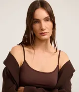 Musculosa básica de poliamida color rosa claro, con breteles finos y escote redondo.