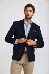 Blazer de pana azul marino con cierre de botones, solapas clásicas y bolsillos laterales con solapa.