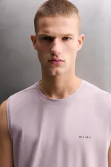 Musculosa de entrenamiento Zara Athleticz, confeccionada en tejido técnico ligero y elástico con zonas perforadas para mayor transpirabilidad. Presenta cuello redondo, corte regular fit y detalle de logo estampado en el pecho y el ruedo.