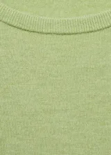 Buzo de punto fino con cuello redondo y manga larga, de diseño recto y corte clásico.