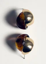 Aros cortos de diseño combinado, pequeños y de cierre a presión, elaborados con una mitad en metal dorado brillante y la otra mitad en resina con estampado carey.