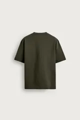 Remera de corte relaxed fit confeccionada en tejido de algodón con textura irregular, cuello redondo y manga corta.