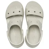 Sandalias de plataforma Crocs modelo Classic Bae, color hueso, con diseño de dos tiras, suela ultracontorneada con altura de cuña y tira trasera ajustable. Cuentan con perforaciones compatibles con Jibbitz.