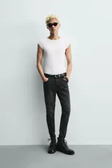 Jeans skinny cropped fit de corte ajustado y tiro medio, con diseño de cinco bolsillos y efecto lavado.
