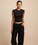 Pantalón recto de jeans negro con bolsillos cargo laterales y friso delantero.