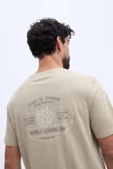 Remera de algodón color beige, de manga corta y corte regular, con estampa en la espalda inspirada en el océano.