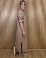 Vestido midi marrón con textura sutil, cuello alto fruncido, cierre frontal con botones y mangas cortas abullonadas con elástico.