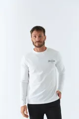 Remera de manga larga color ladrillo con logo estampado en el pecho.