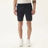 Short de gabardina azul marino, corte jogger, con puño en el ruedo, pretina elástica ajustable con cordón y bolsillos laterales.