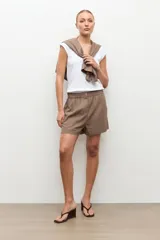 Short de lino color marrón topo, con cintura elástica y botón frontal.