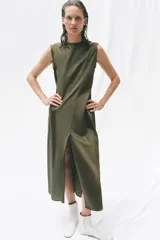 Vestido largo sin mangas de la línea ZW Collection, en color verde militar, con cuello redondo y diseño asimétrico con paneles combinados. Cuenta con una abertura frontal y cierre posterior con cremallera oculta.