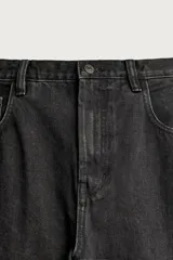Jeans tapered wide fit de hombre, confeccionados en denim de algodón con efecto lavado en tono azul oscuro. Presentan diseño de cinco bolsillos, tiro medio, corte relajado y cierre frontal con cremallera y botón.