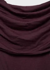 Jersey de punto fino color bordó, de diseño entallado y manga larga, con escote palabra de honor y detalle drapeado en el cuello y los hombros.